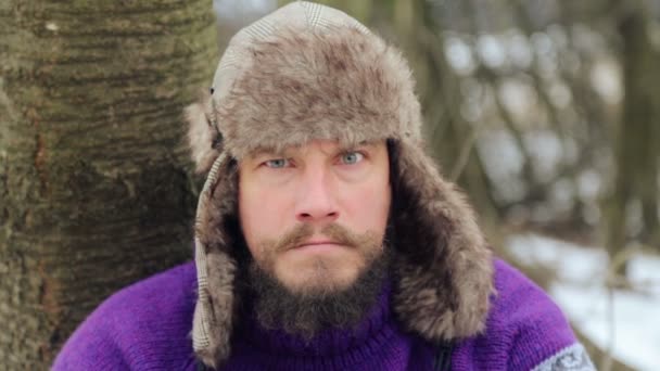 Portret van emotionele man met een baard. Het gezicht van een bebaarde emotionele man in de winter. — Stockvideo