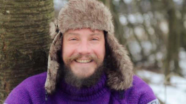 Portret van emotionele man met een baard. Het gezicht van een bebaarde emotionele man in de winter. — Stockvideo