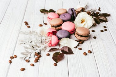 koyu ahşap zemin üzerinde macaroons
