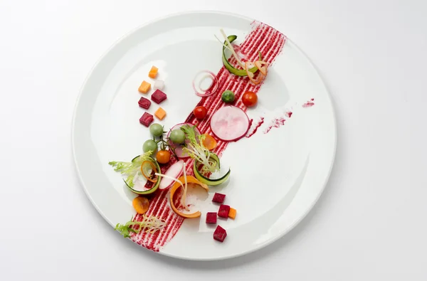 Cuisine moléculaire. Salade sur la plaque blanche . — Photo