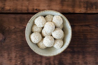 Ahşap arka planda el yapımı susam tohumları. Üst görünüm.