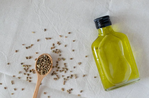 Botella Aceite Semillas Cáñamo Cuchara Madera Con Semillas Cáñamo Sobre Fotos de stock