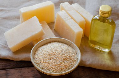 Susam sabunu, susam yağı ve kil kasede keten ve ahşap arka planda susam.