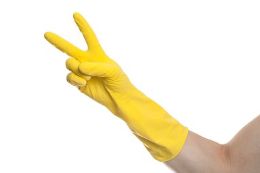 Sarı lastik eldivenli daha temiz bir el zafer işareti ya da barış işareti beyaz arka grubunda izole