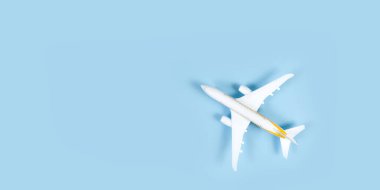 Mavi arka planda yolcu uçağının modeli. Düz konsept seyahat tasarımı. Boşluğu kopyala