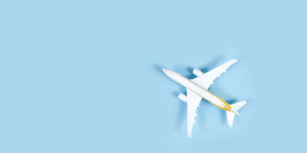 Model Samolotu Pasażerskiego Niebieskim Tle Koncepcja Płaskiej Podróży Lay Przestrzeń — Zdjęcie stockowe