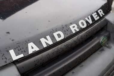 Minsk, Belarus - 22 Ekim 2020: Land Rover lüks arabalar, ön radyatör kaplama logoları