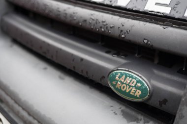 Minsk, Belarus - 22 Ekim 2020: Land Rover lüks arabalar, ön radyatör kaplama logoları