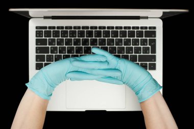 Eller dizüstü bilgisayarda yazan mavi koruyucu eldivenlerle. Üst Manzara. Coronavirus konsepti.