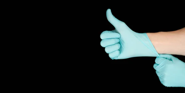 Ręka Niebieskiej Rękawicy Odizolowana Czarno Kciukiem Góry — Zdjęcie stockowe