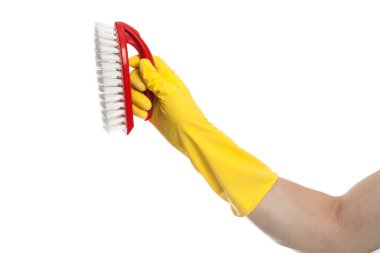 Sarı eldiven ve beyaz arka planda kırmızı temizlik fırçası. Ev temizliği kavramı