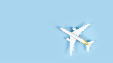 Mavi arka planda yolcu uçağının modeli. Düz konsept seyahat tasarımı. Boşluğu kopyala