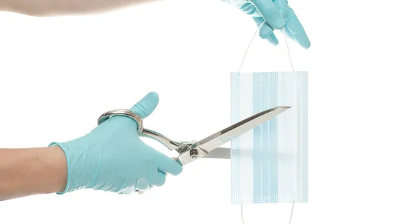 Медицинская Маска Руках Голубой Одноразовой Синей Медицинской Перчатке Вырезанной Ножницами — стоковое фото