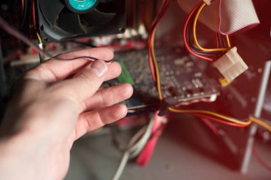 Ofis bilgisayarında sorun çıkaran bir bilgisayar mühendisi. Kişisel bilgisayarın içinde. Kırık P