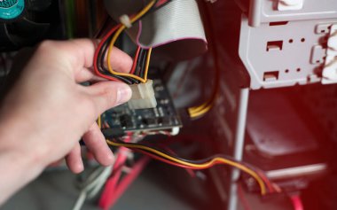 Ofis bilgisayarında sorun çıkaran bir bilgisayar mühendisi. Kişisel bilgisayarın içinde. Kırık P