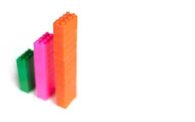 Plastik oyuncak blokları, beyaz arka planda finansal grafik olarak çocuk oyuncakları tasarımcısı. Üç adımlı çizelge. Büyüme grafiği. Çok renkli bloklar.