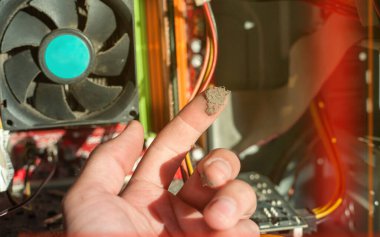 İçinde toz olan eski bilgisayar sistemi soğutucusu. Bilgisayar bilgisayar işlemcisinin üzerindeki toz, bilgisayar dosya parçasıyla birlikte..