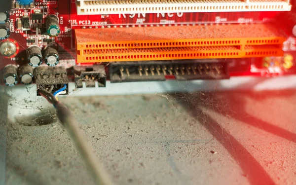 내부에 먼지와 거미줄이 컴퓨터 시스템 — 스톡 사진