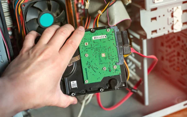 Técnico Reparar Computador Com Diferentes Ferramentas Engenheiro Suporte Computador Alterando — Fotografia de Stock