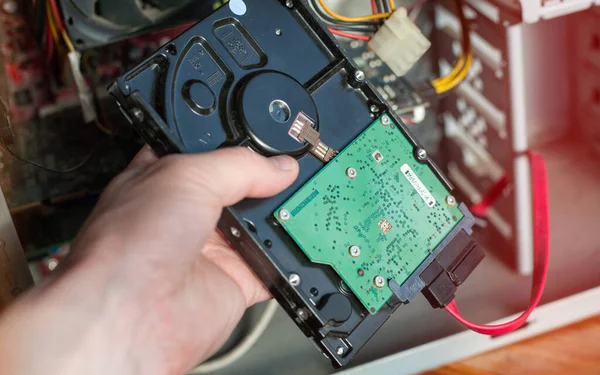 Técnico Reparando Una Computadora Con Diferentes Herramientas Ingeniero Soporte Informático — Foto de Stock