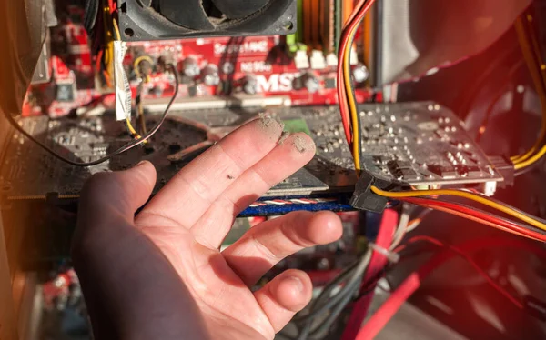 老旧的计算机系统 里面有灰尘 带计算机外壳碎片的计算机Pc处理器冷却器上的灰尘 — 图库照片