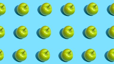 Mavi arka planda taze yeşil elmaların meyve deseni. Üst Manzara. Yaz kavramı. Kolaj