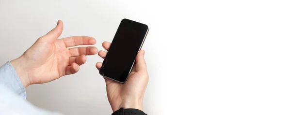 Tangan Memegang Dan Touch Pada Black Smartphone Dengan Layar Kosong — Stok Foto