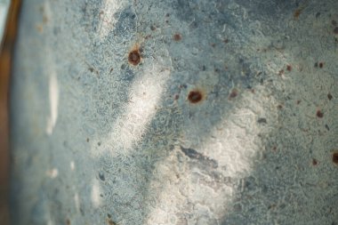 Paslı metal levha, arka plan için eski grunge metal dokusu soyut arkaplan için endüstriyel doku. Demir yüzey paslanması. 