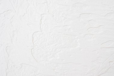Beyaz beton masanın dokusu. İlginç ve modern arka planlar için fırça ve palet bıçak darbeleriyle beyaz boyanmış doku. 