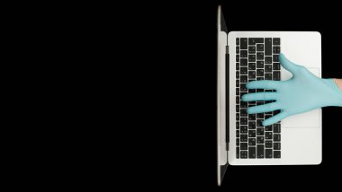 Eller dizüstü bilgisayarda yazan mavi koruyucu eldivenlerle. Üst Manzara. Coronavirus konsepti.