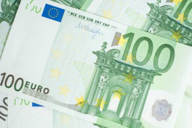 100 Euro. Avrupa para banknotu. Ahşap arka planda 100 euro fatura