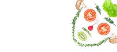 Farklı sebzelerden, domateslerden, salatalıktan, turptan, dereotundan ve biberiyeden beyaz arka planda izole edilmiş komik bir yüz. Sağlıklı beslenme ve vegan gıda konsepti. Mutfak.