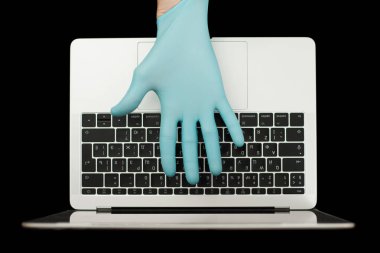 Eller dizüstü bilgisayarda yazan mavi koruyucu eldivenlerle. Üst Manzara. Coronavirus konsepti.