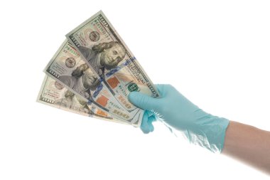 Beyaz arka planda dolar banknotlu bir el, yakın plan. Para, kazanç, kredi ve finans. 100 dolarlık banknot.