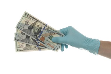Beyaz arka planda dolar banknotlu bir el, yakın plan. Para, kazanç, kredi ve finans. 100 dolarlık banknot.