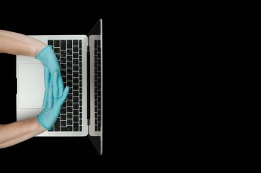Eller dizüstü bilgisayarda yazan mavi koruyucu eldivenlerle. Üst Manzara. Coronavirus konsepti.