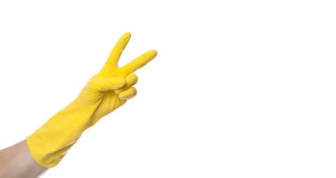 Sarı lastik eldivenli daha temiz bir el zafer işareti ya da barış işareti beyaz arka grubunda izole