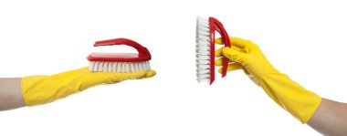 Sarı eldiven ve beyaz arka planda kırmızı temizlik fırçası. Ev temizliği kavramı