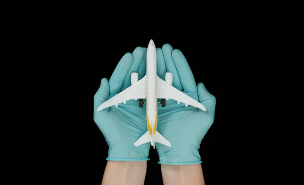 Ręka Rękawicę Trzymając Modele Samolotów Czarnym Tle Podróż Koncepcyjna Odbiór — Zdjęcie stockowe