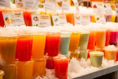 bir Pazar taze meyve salatası. meyve kokteyli 