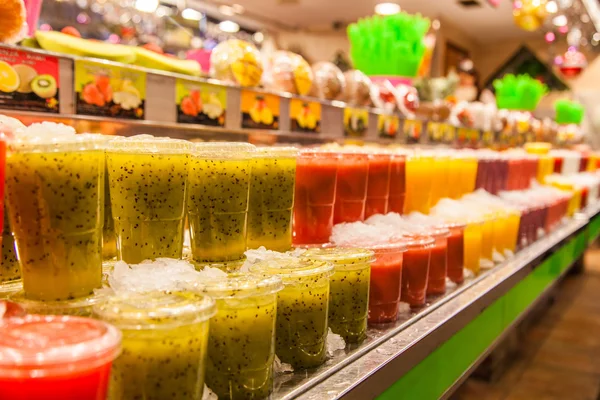 La ensalada de frutas frescas en el mercado. Cóctel de frutas — Foto de Stock