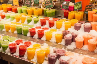 bir Pazar taze meyve salatası. meyve kokteyli 