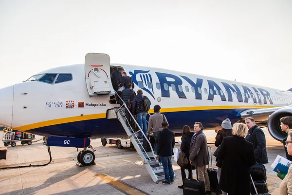 Bologna, italien - 2. märz: passagiere steigen in ryanair jet airpla ein lizenzfreie Stockfotos