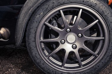 Spor araba tekerlek yarış pisti üzerinde