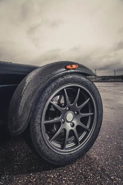 Rueda de coche deportivo en pista de carreras — Foto de Stock