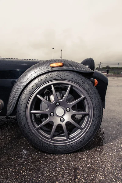 Roue de voiture sport sur piste de course — Photo