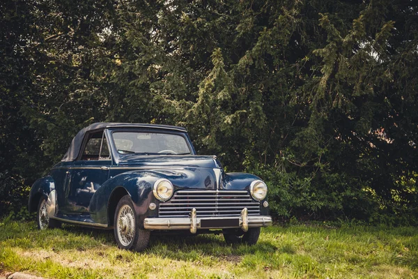 Vintage auto op de weg, klassieke voertuigen — Stockfoto