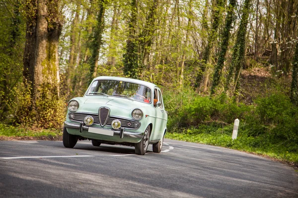 Coche de época en la carretera, Vehículos clásicos — Foto de Stock