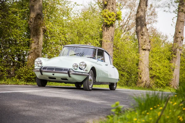 Coche de época en la carretera, Vehículos clásicos — Foto de Stock