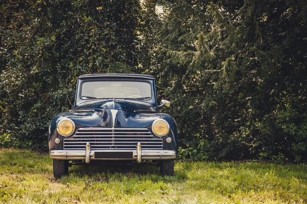 Coche de época en la carretera, Vehículos clásicos Fotos De Stock